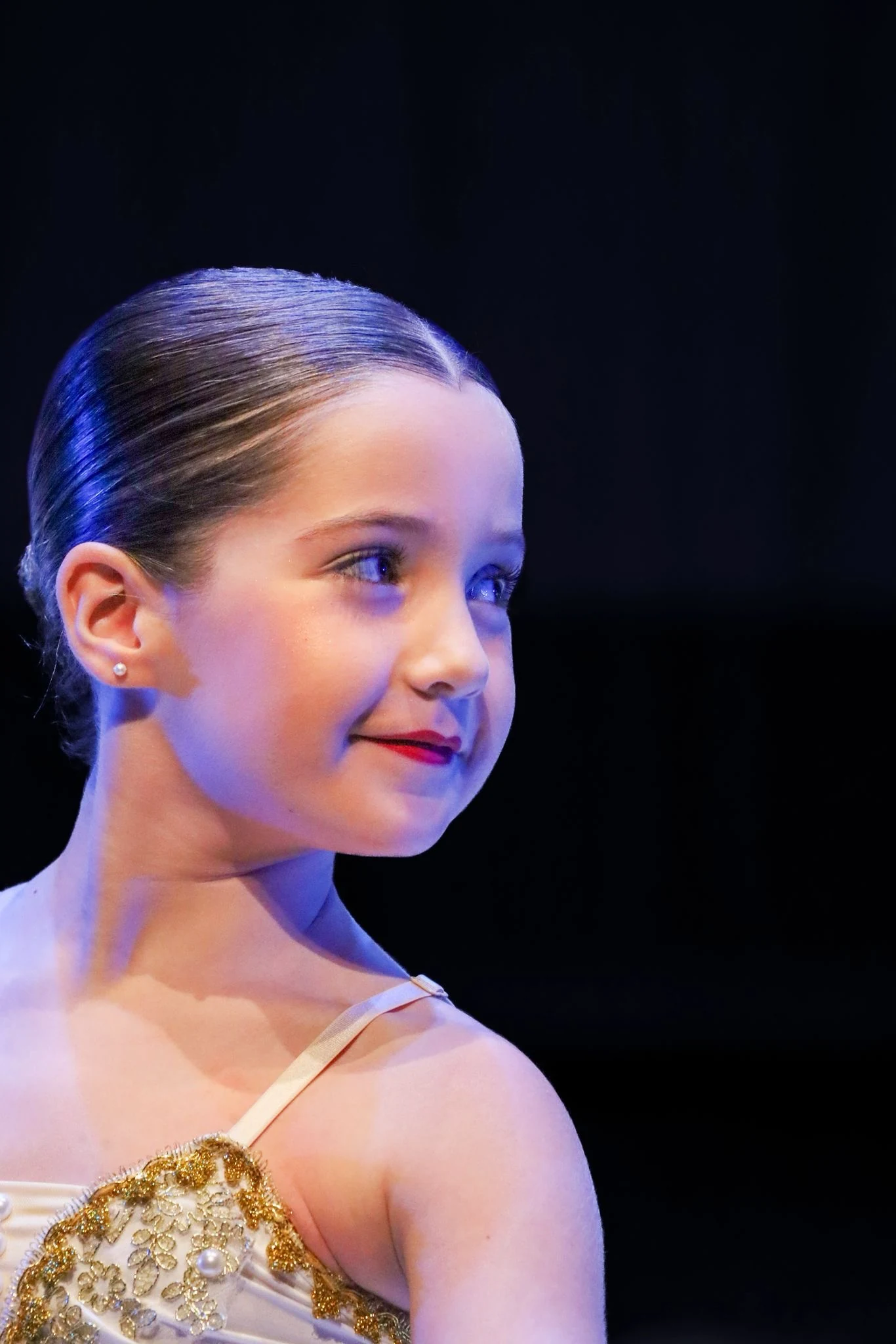 Primer plano de una alumna de ballet durante el festival