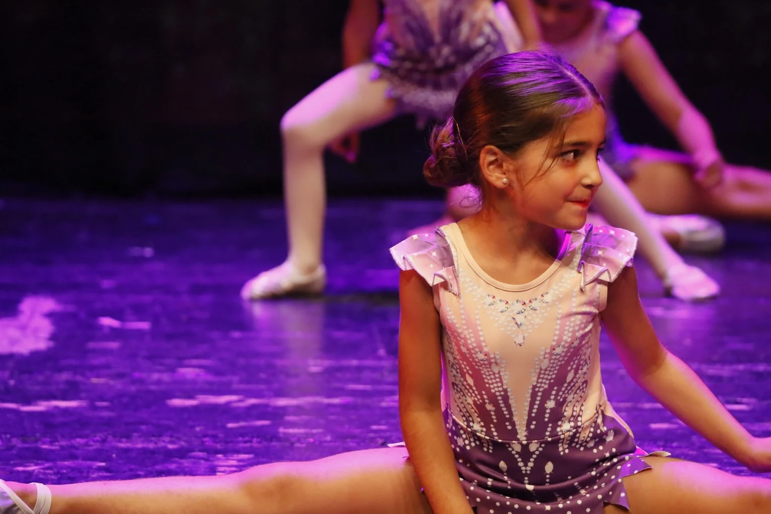 Alumna infantil mostrando su evolución y flexibilidad