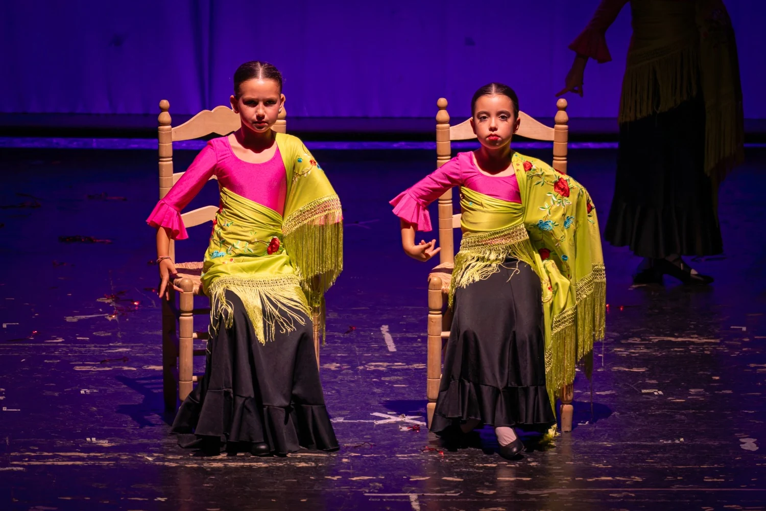 Dos alumnas interpretando una coreografía de flamenco sobre el escenario